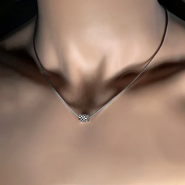สร้อยคอจี้กระดานหมากรุก
