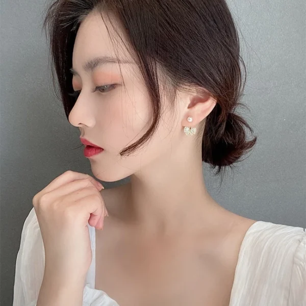 ต่างหูเข็มเงินประดับไข่มุก และพลอยเทียม